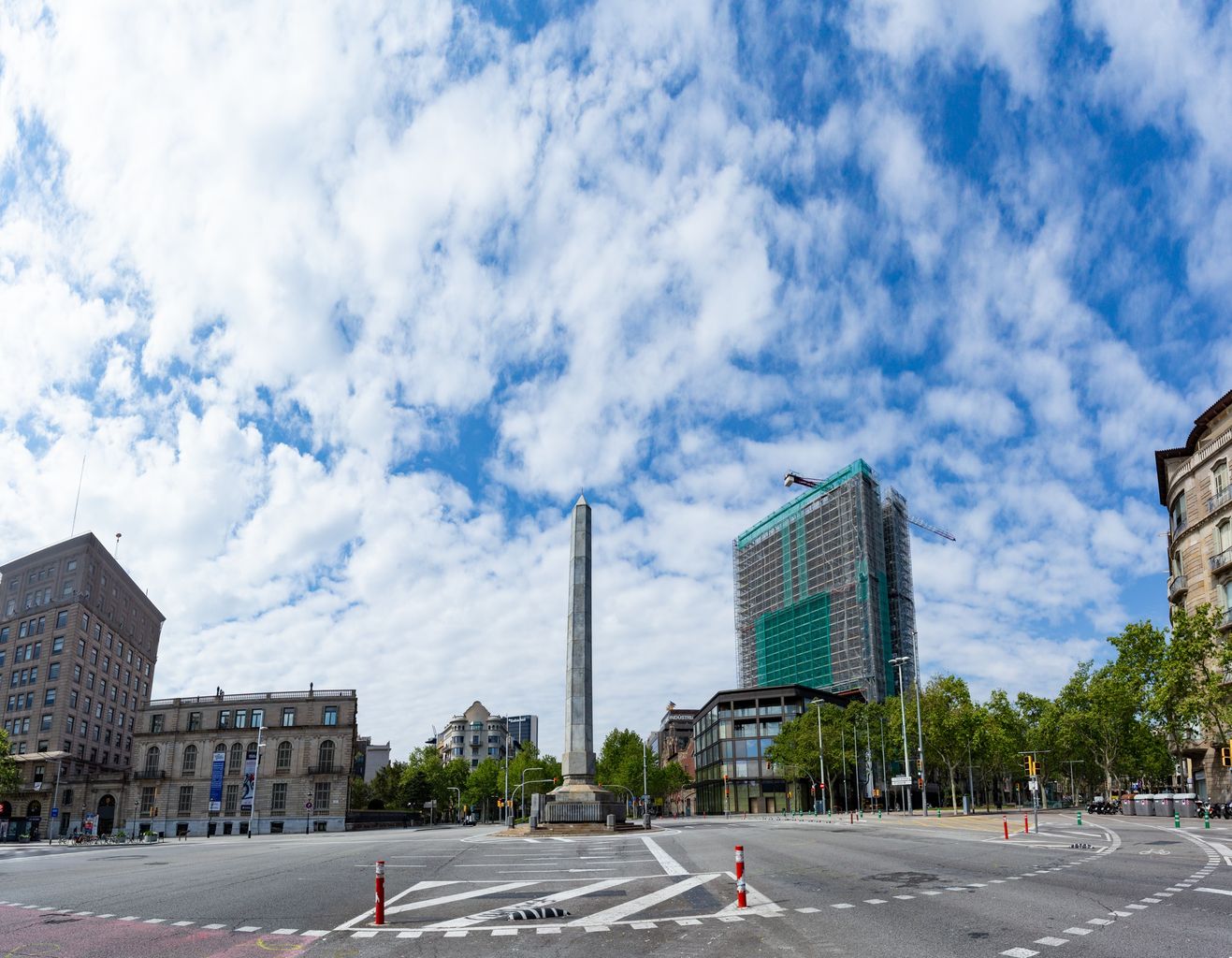 Districte de l’Eixample. Barri de la Dreta de l’Eixample. Plaça del Cinc d’Oros amb el monòlit central i el Palau Robert vist des de l’avinguda Diagonal