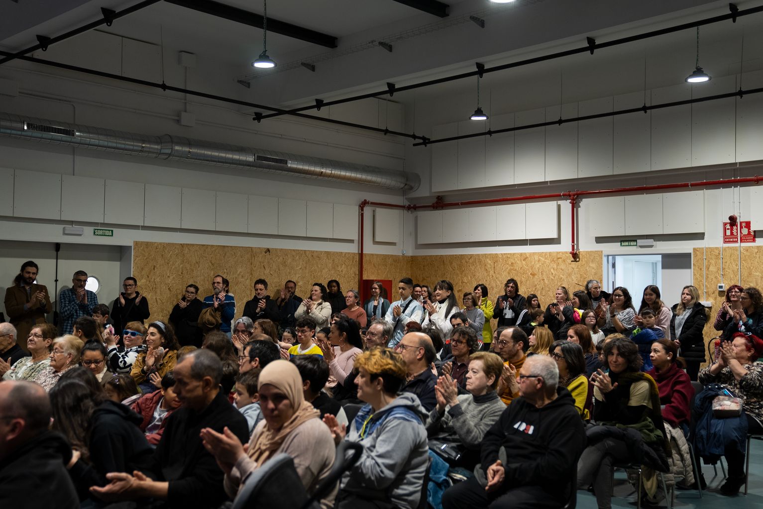 Vista general del públic de la inauguració de la sala Asfàltica a l'Institut Escola Antaviana.