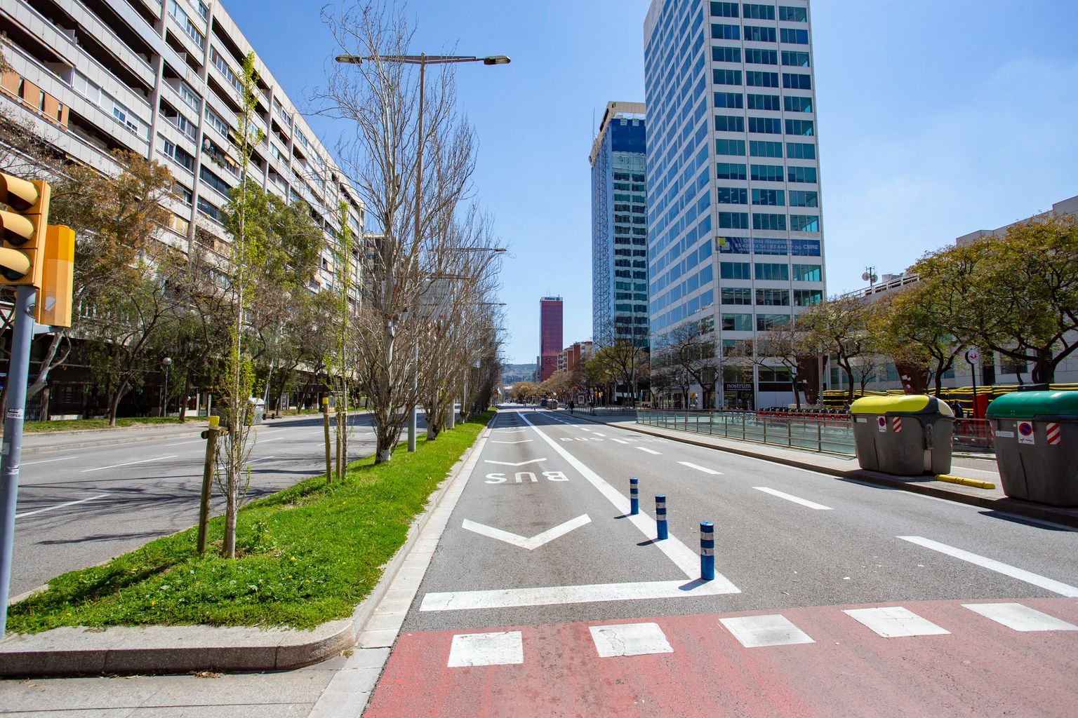 Carrer de Tarragona, prop de Sants Estació, amb la plaça d’Espanya al fons. Districte de Sants-Montjuïc (Hostafrancs) i de l’Eixample (Nova Esquerra de l’Eixample).
