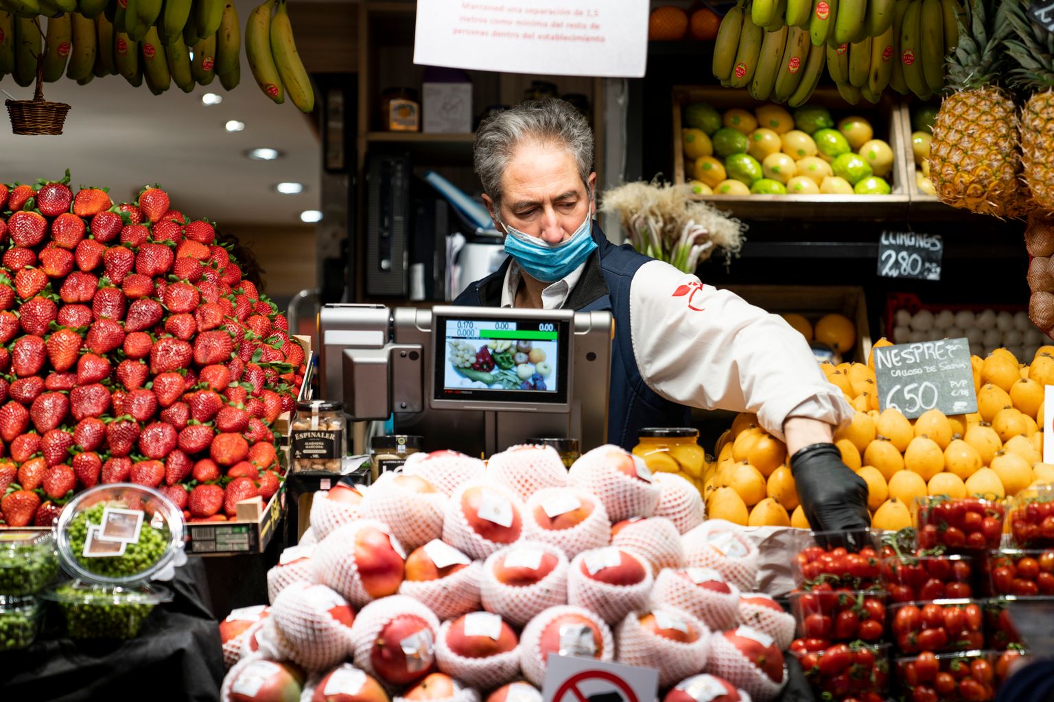 Mercat del Ninot. Un paradista col·loca els seus productes en una de les parades