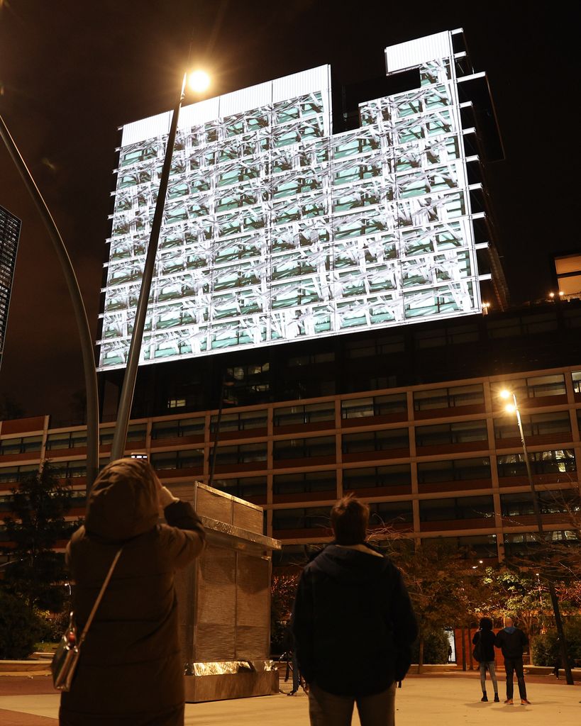 Projecció de la instal·lació artística 'Metatecture', de Daniel Rossa, al Festival Llum BCN 2025.