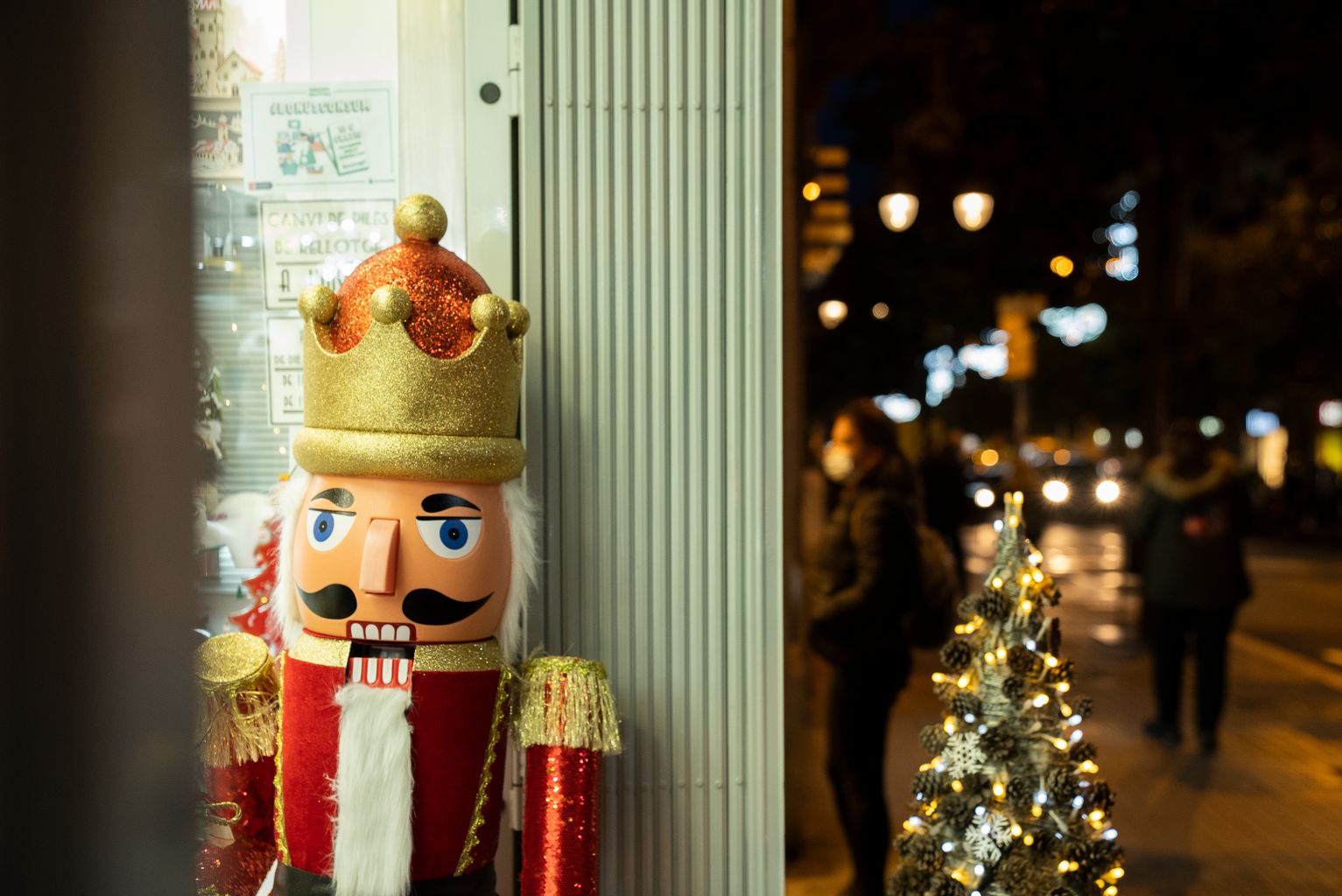 Detalle navideño en un escaparate de un comercio de Gran de Gràcia