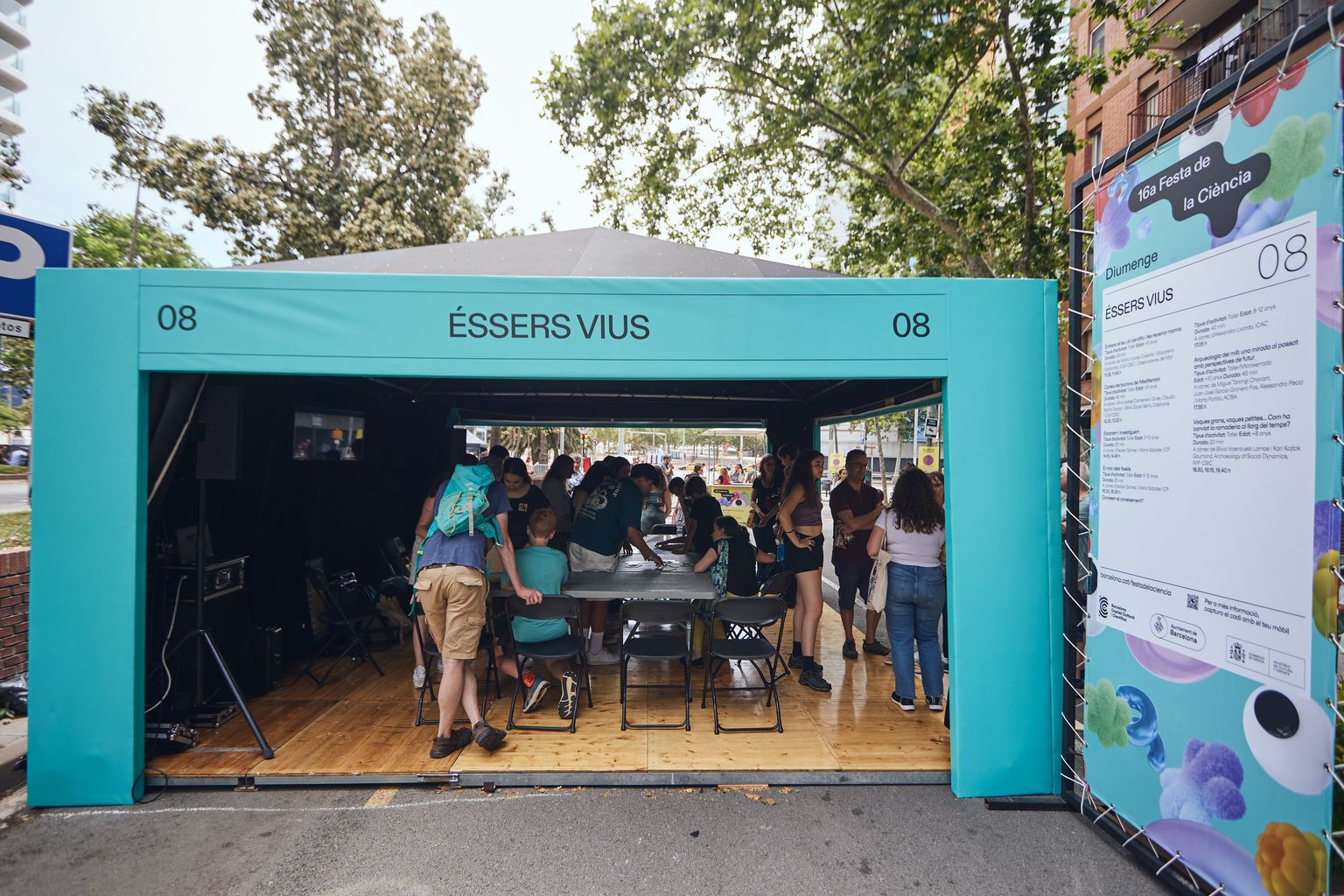 Gent a l'espai "Éssers vius" de la 16a Festa de la Ciència a la Rambla de Prim.