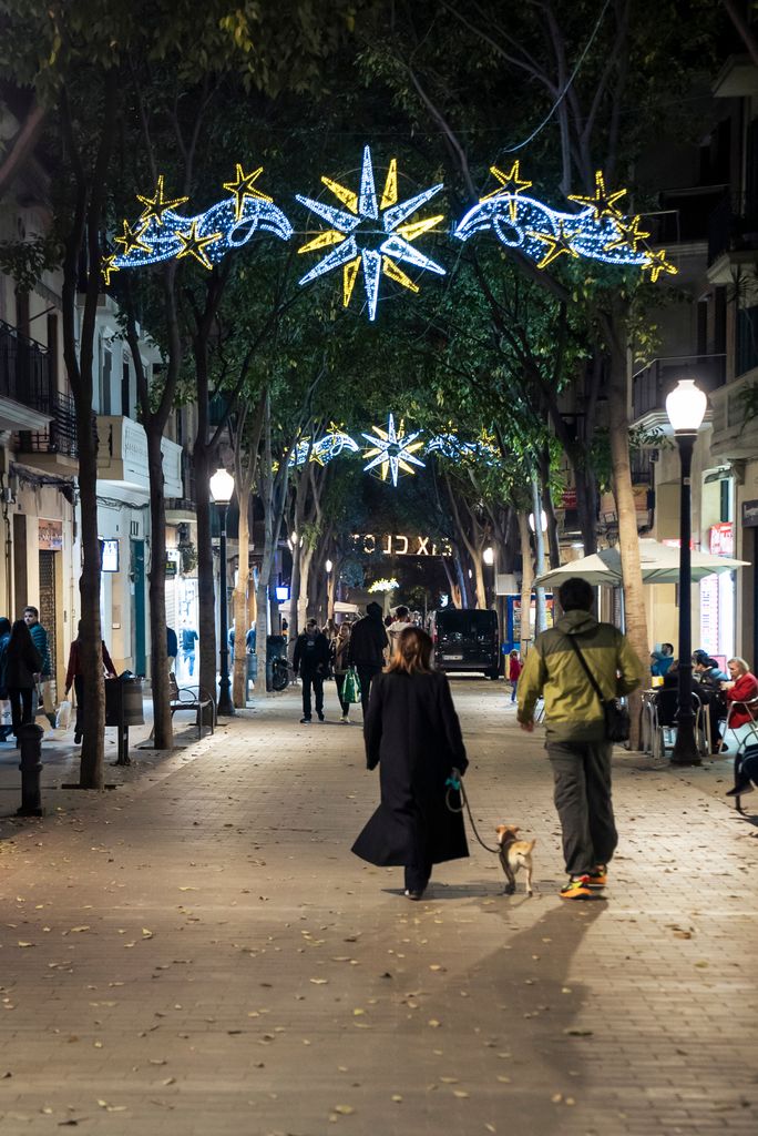 Personas paseando bajo las luces de Navidad de la calle de Rogent