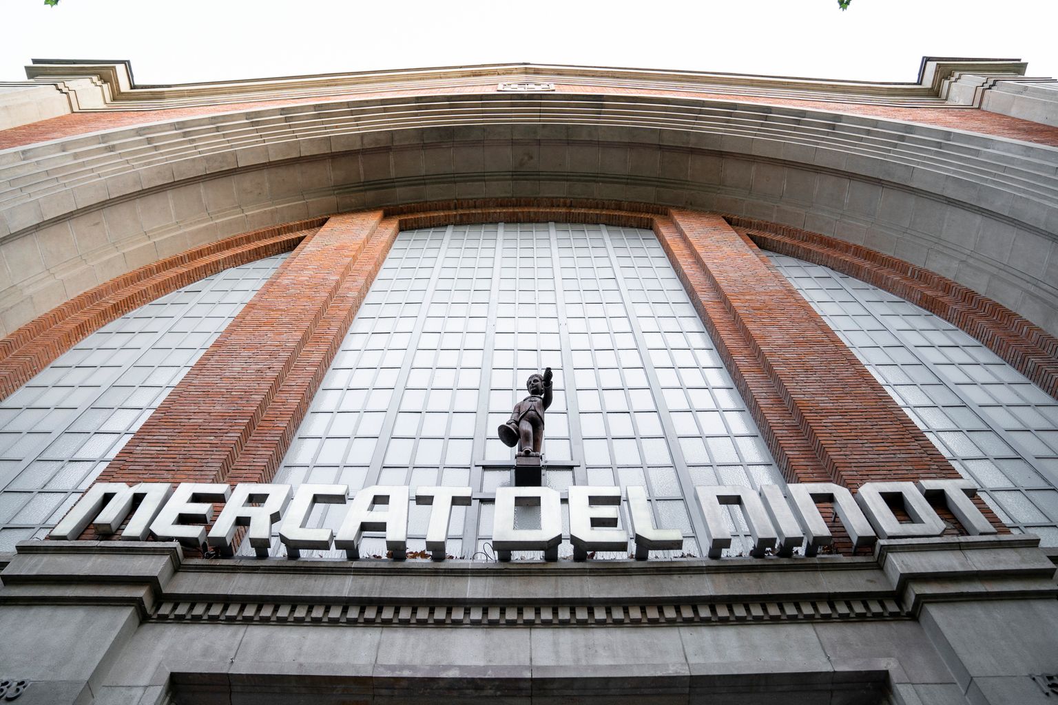 Mercat del Ninot. Façana i entrada principal amb el rètol i la reproducció del “ninot” original que era la figura d’un jove grumet com a mascaró de proa d’un vaixell