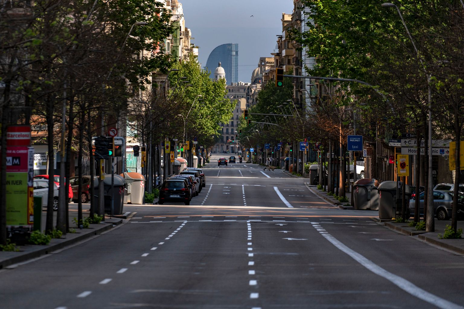 Districte de l’Eixample. Carrer de Balmes des de l’avinguda Diagonal de manera que es veu l’Hotel Vela (Hotel W)
