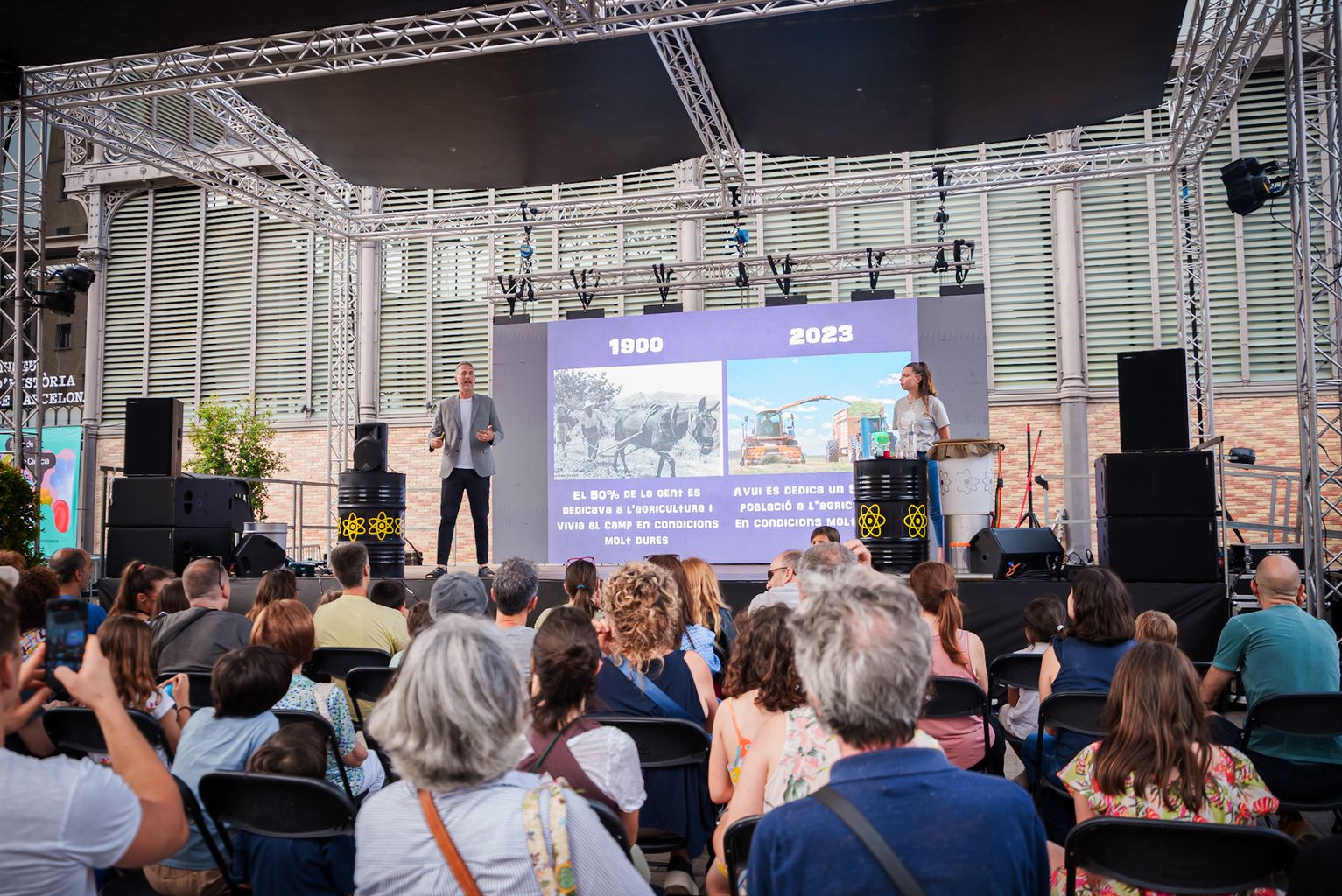 Dos personas interpretando el espectáculo “Desde Hipatia hasta Einstein” en el día de la Fiesta de la Ciencia, ante el público