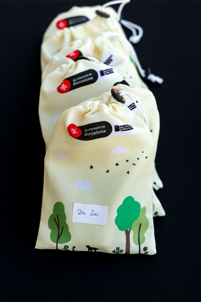 Bossetes amb les claus dels pisos de lloguer social per a joves del carrer de Binèfar, 22, preparades per al seu lliurament