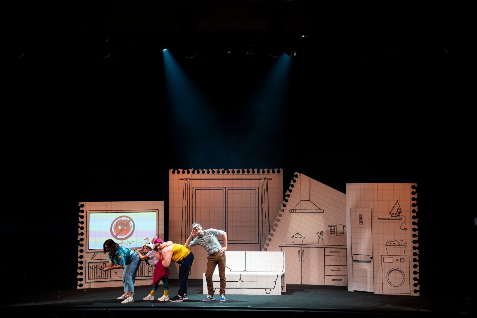 Actors durant la representació de l'obra 'Bye, bye, monstr' al Teatre Poliorama