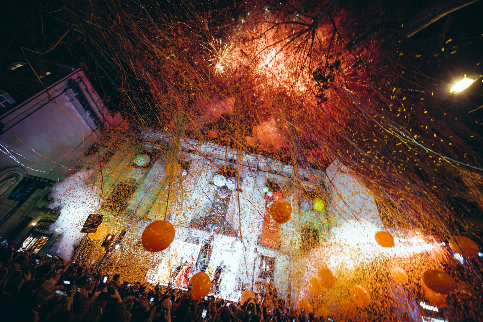 Castell de focs i llançament de confeti i cintes taronges durant la Taronjada de l'Arribo de Carnaval al Palau de la Virreina