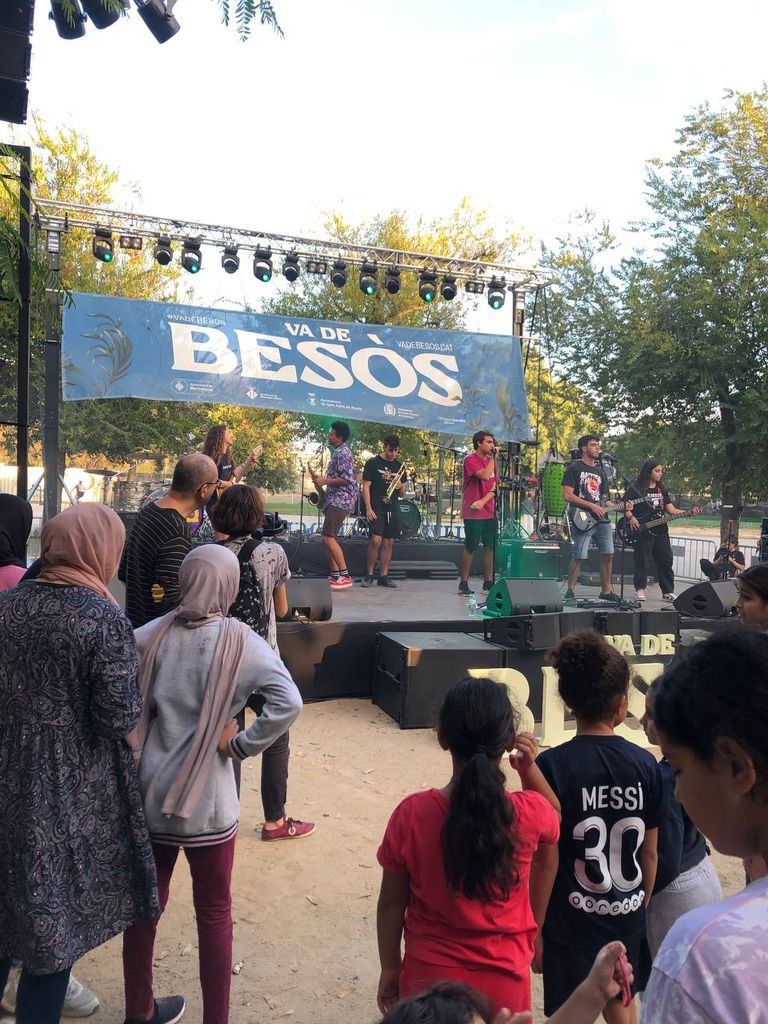 Actuació musical damunt de l’escenari del parc de les Aigües de Montcada i Reixac durant la Festa Va de Besòs.