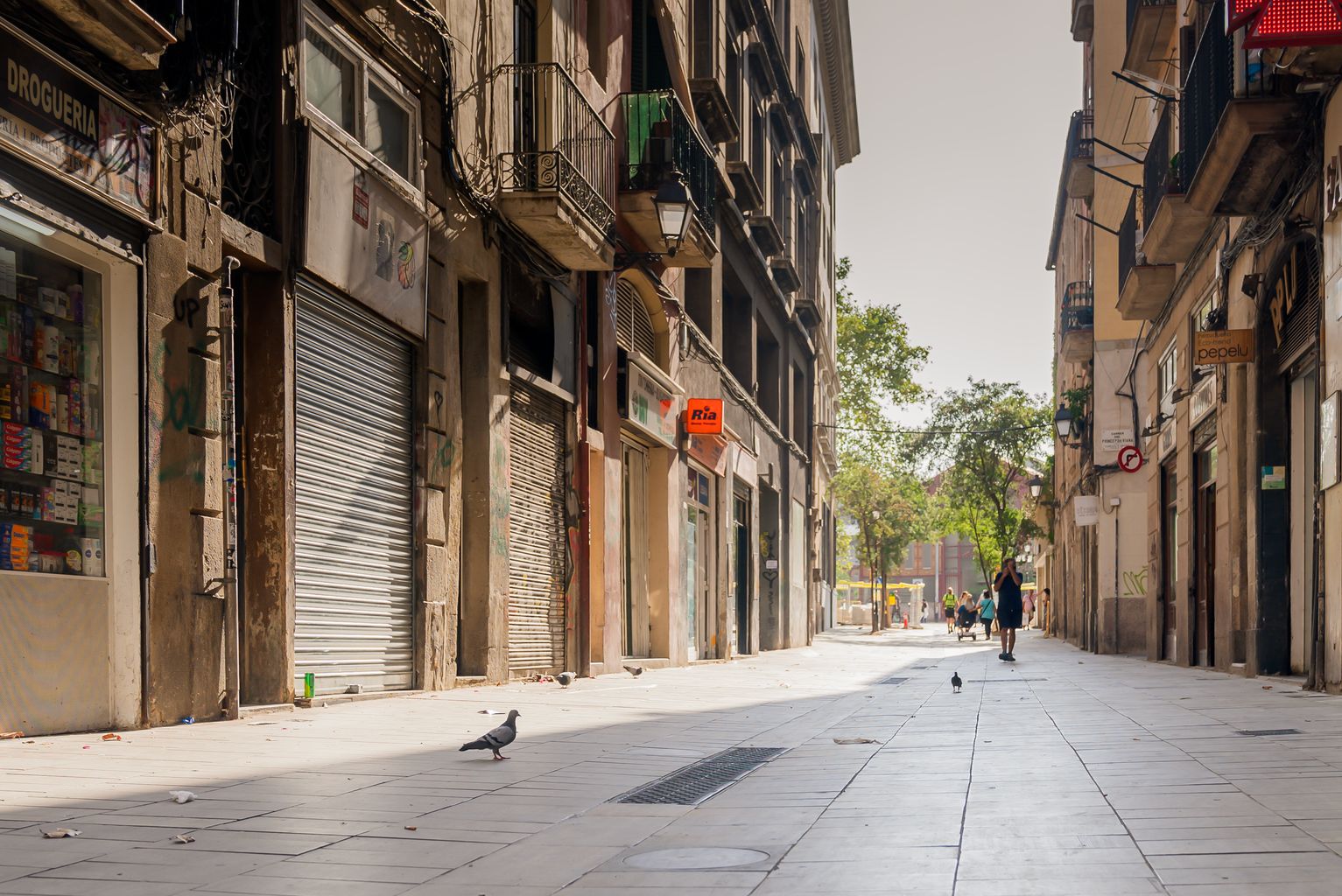 Vista del carrer Sant Antoni Abat amb obres al final