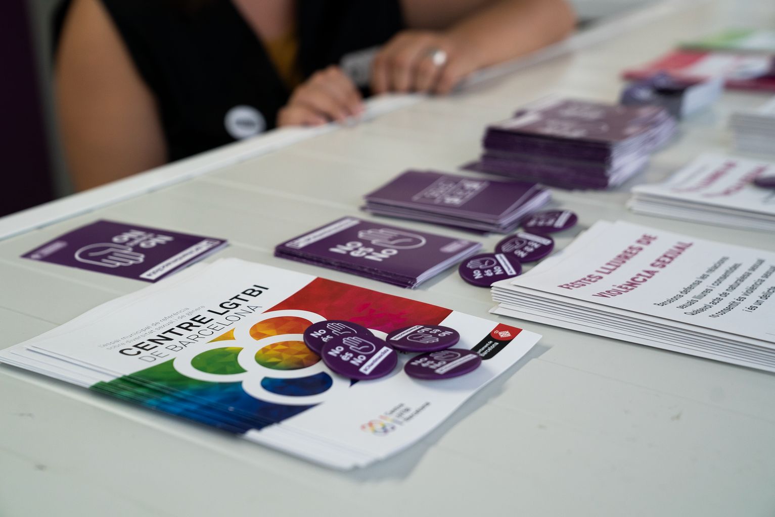 Fullets informatius sobre el entre LGTBI, festes lliures de violència sexual, de la campanya “No és no”, entre d’altres informacions disponibles a l’estand de BCNantimasclista