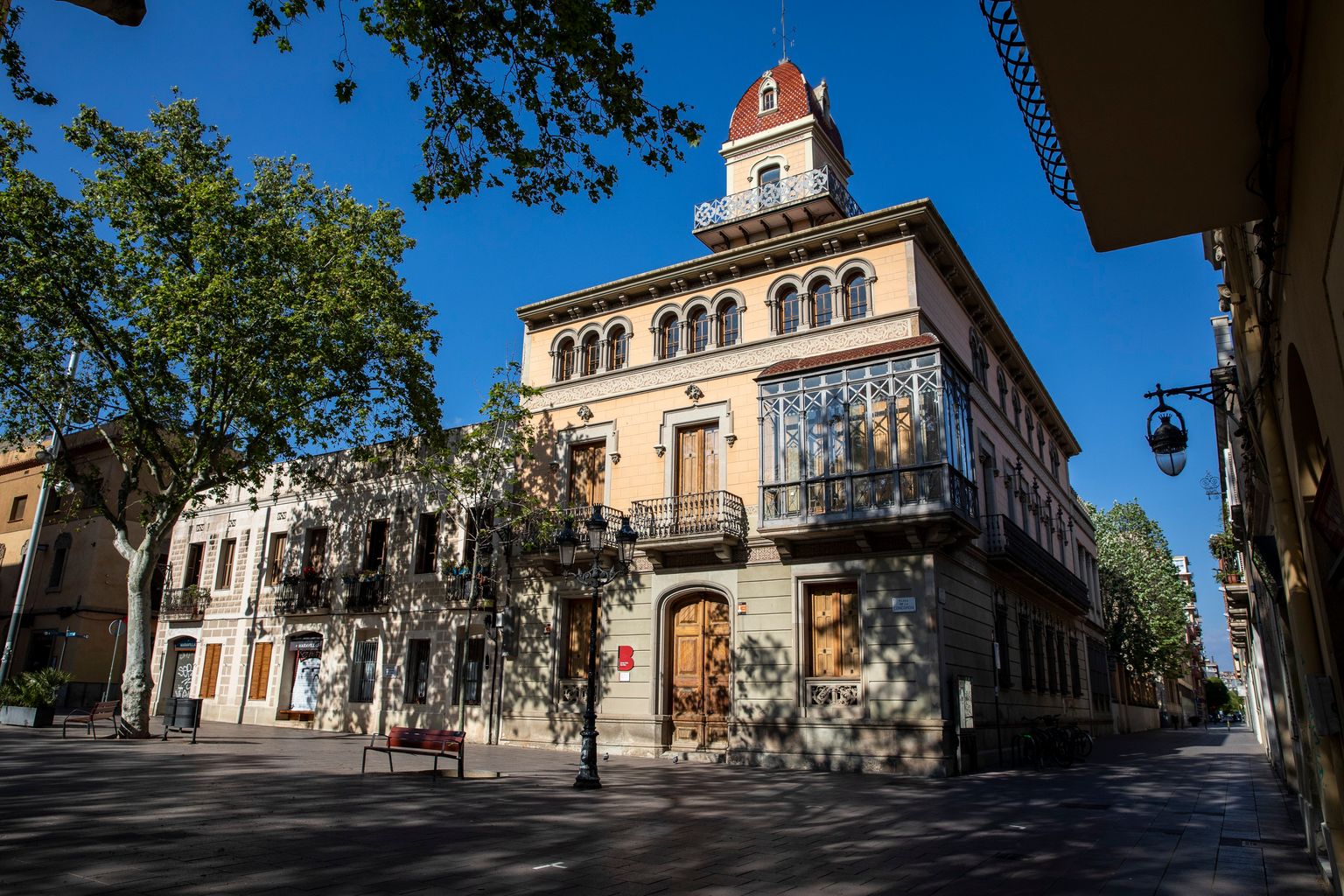 Plaza de la Concòrdia totalmente vacía y el Centro Cívico Can Deu cerrado. Distrito de Les Corts.