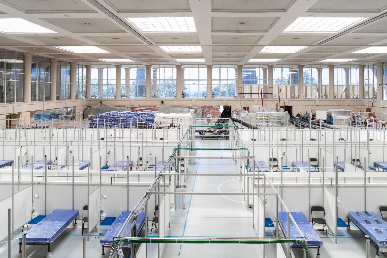 Vista general d’un dels pavellons de l’INEFC pràcticament acabat amb l’emplafonat i el mobiliari disposat