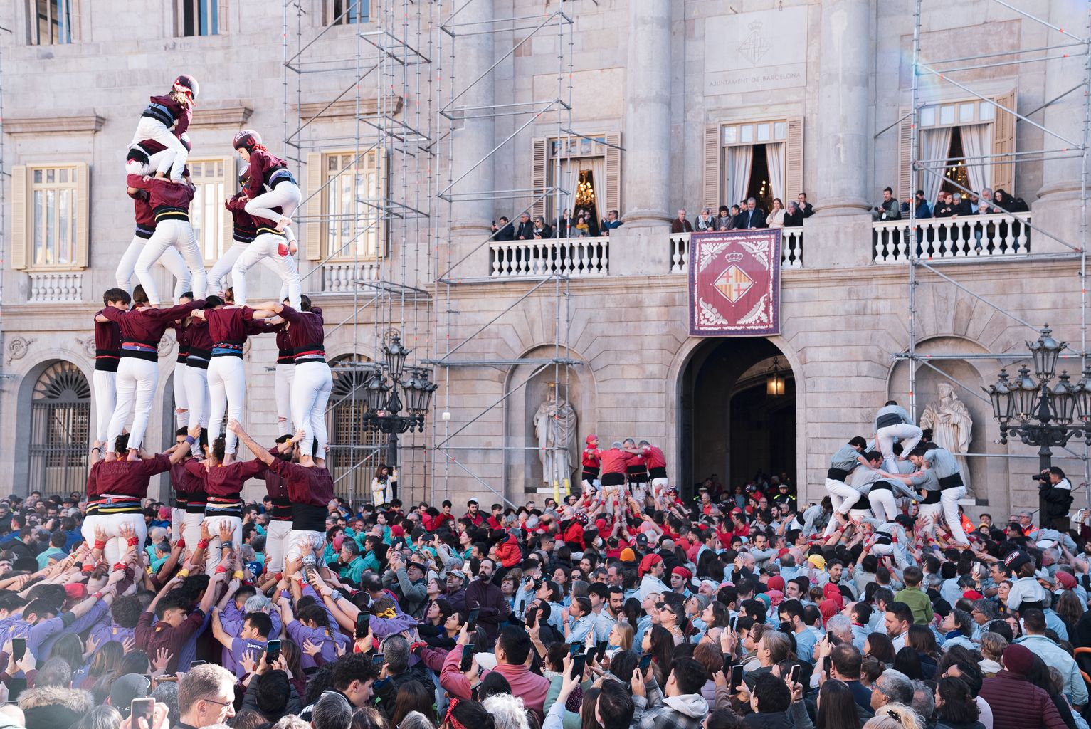Colles de Barcelona carregant castells a la plaça de Sant Jaume amb motiu de la diada de Santa Eulàlia