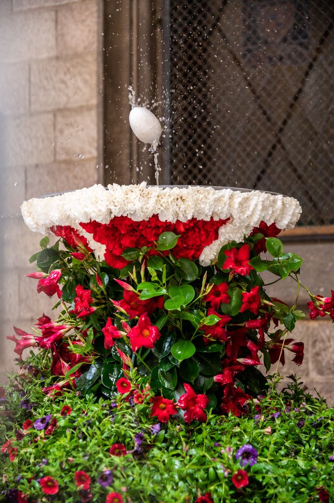 L'ou ballant sobre el raig d'aigua a una font a l'església de Santa Maria del Taulat durant la festa del Corpus (l'ou com balla)
