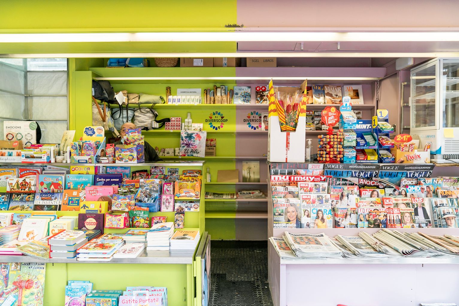 Vista de l’interior del quiosc de Diverscoop amb els productes disponibles, entre ells les roses distribuïdes amb motiu de Sant Jordi