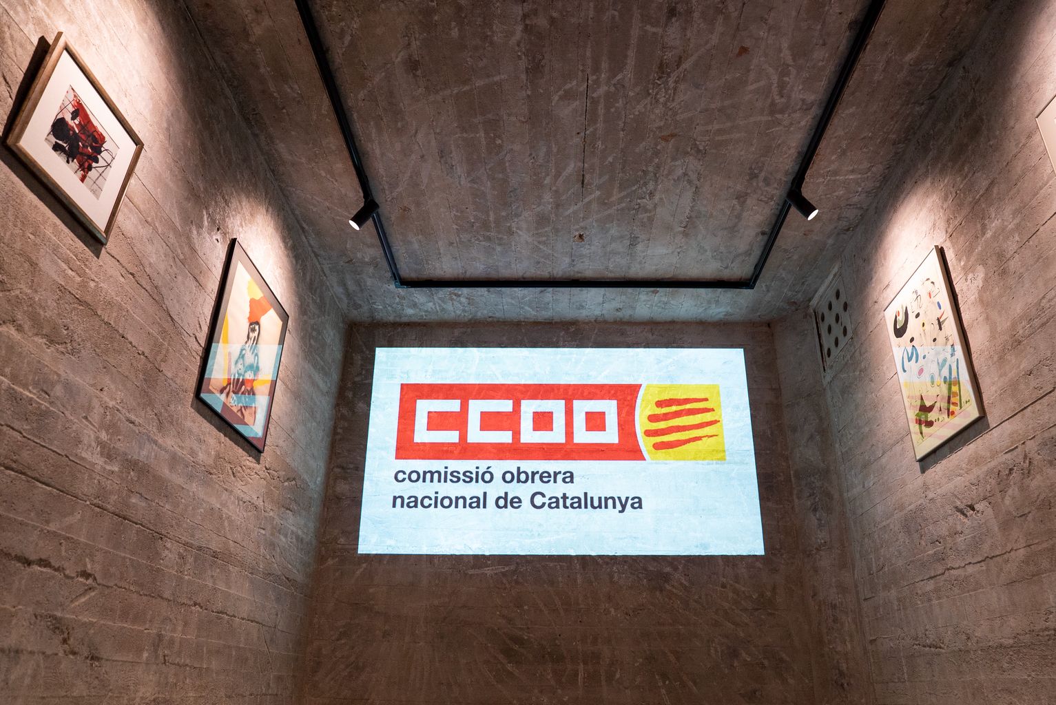 Paret amb una projecció del logotip de CCOO a la paret del nou Espai Assemblea