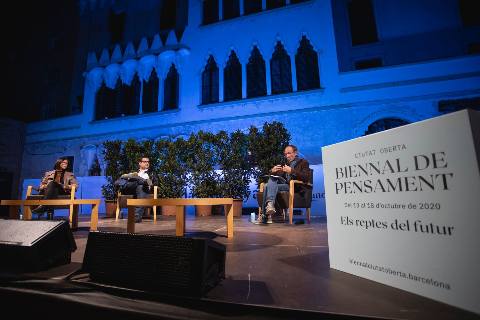 Taula rodona "Quanta participació pot suportar la democràcia?" als jardins d'Agustí Centelles amb la participació de Laia Forné Aguirre, José Luis Moreno Pestaña i el moderador, Daniel Gamper