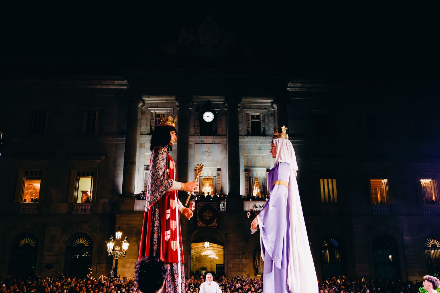 Ball dels Gegants de la Ciutat durant el toc d'inici de la Mercè 2024