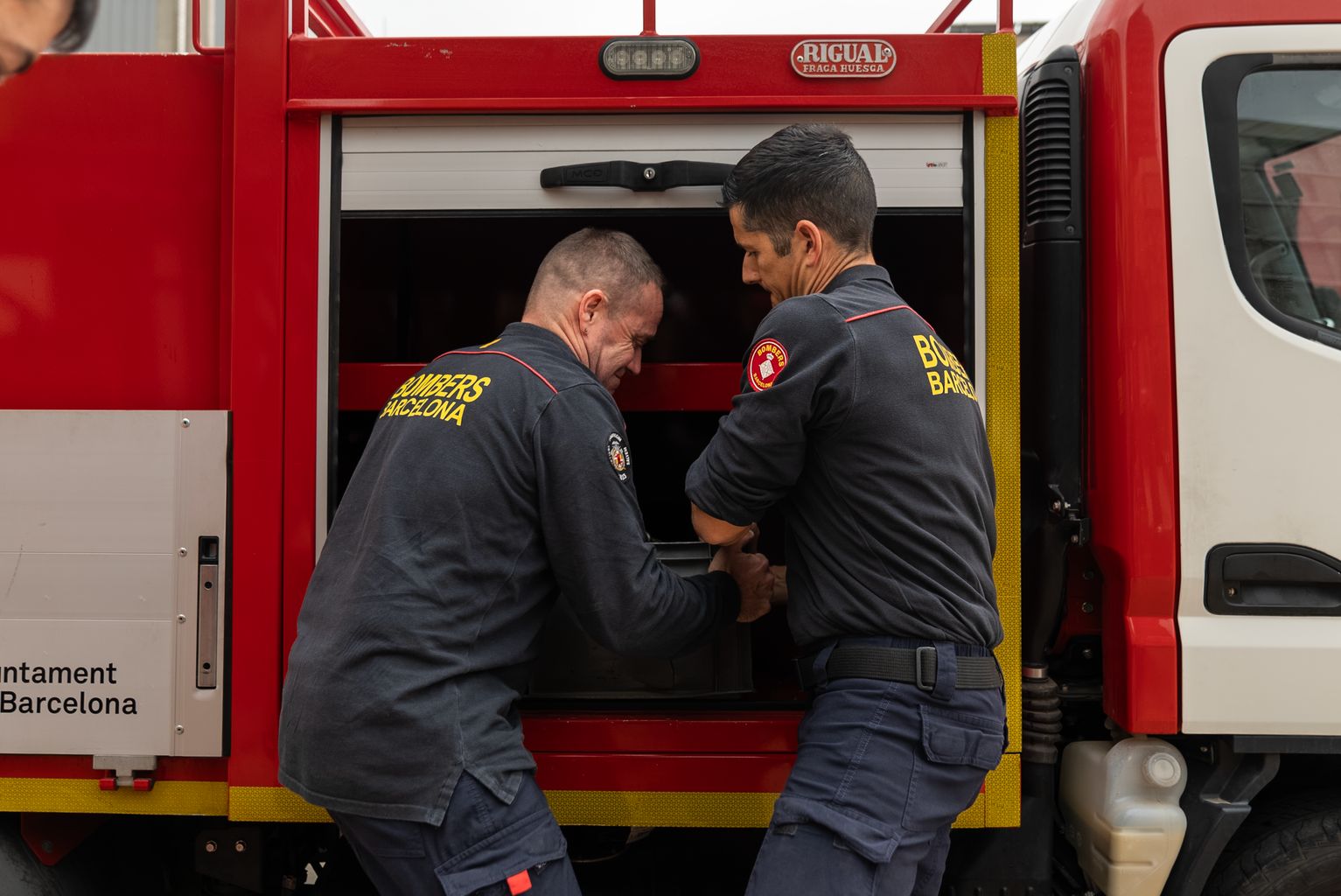 Dos efectius descarregant el camió pel nou comboi al País Valencià