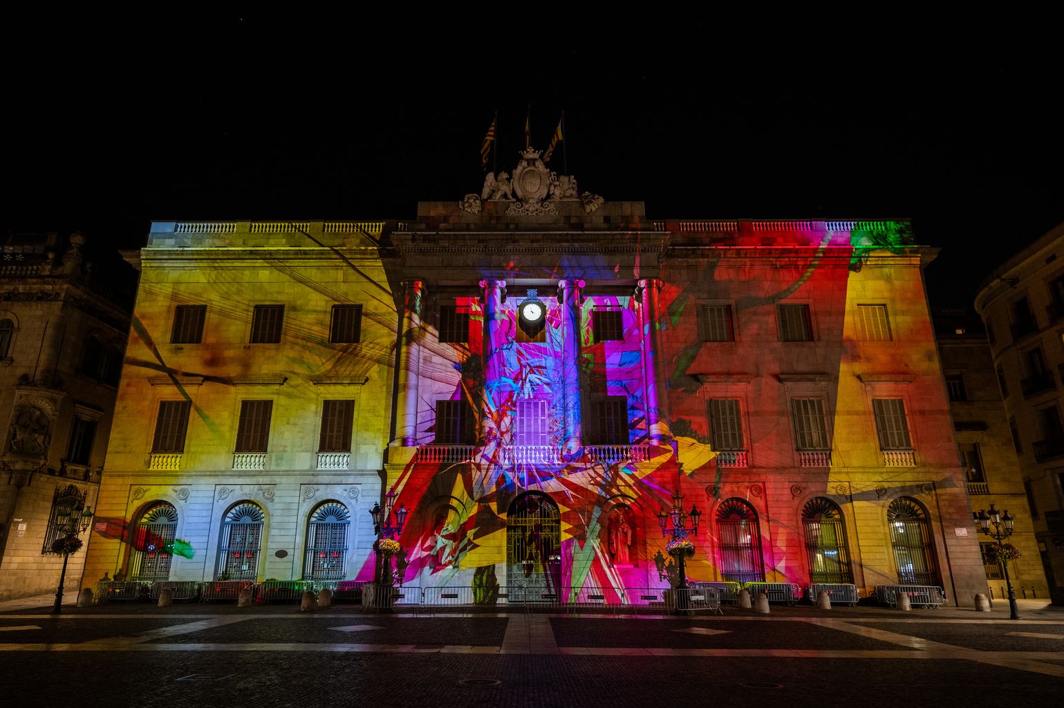Imatges de cartells i fotografies de la Barcelona de la Segona República projectades en un mapatge a la façana de l’Ajuntament