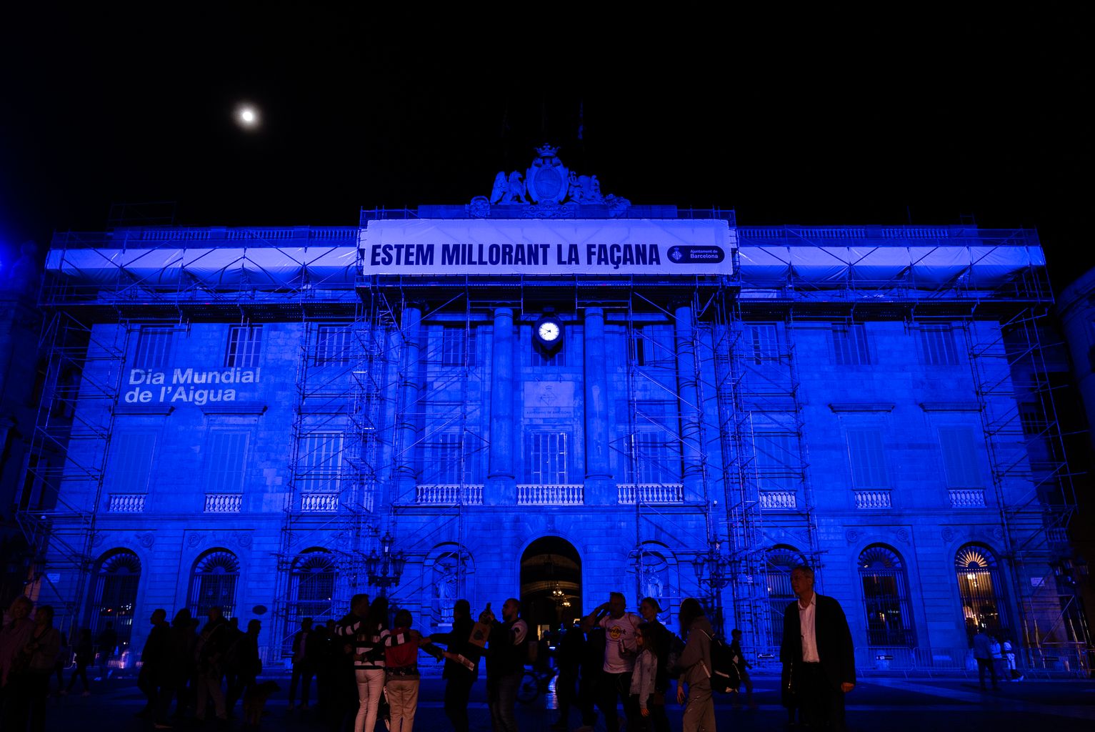 Fachada del Ayuntamiento de Barcelona iluminada con motivo del Día Mundial del Agua.