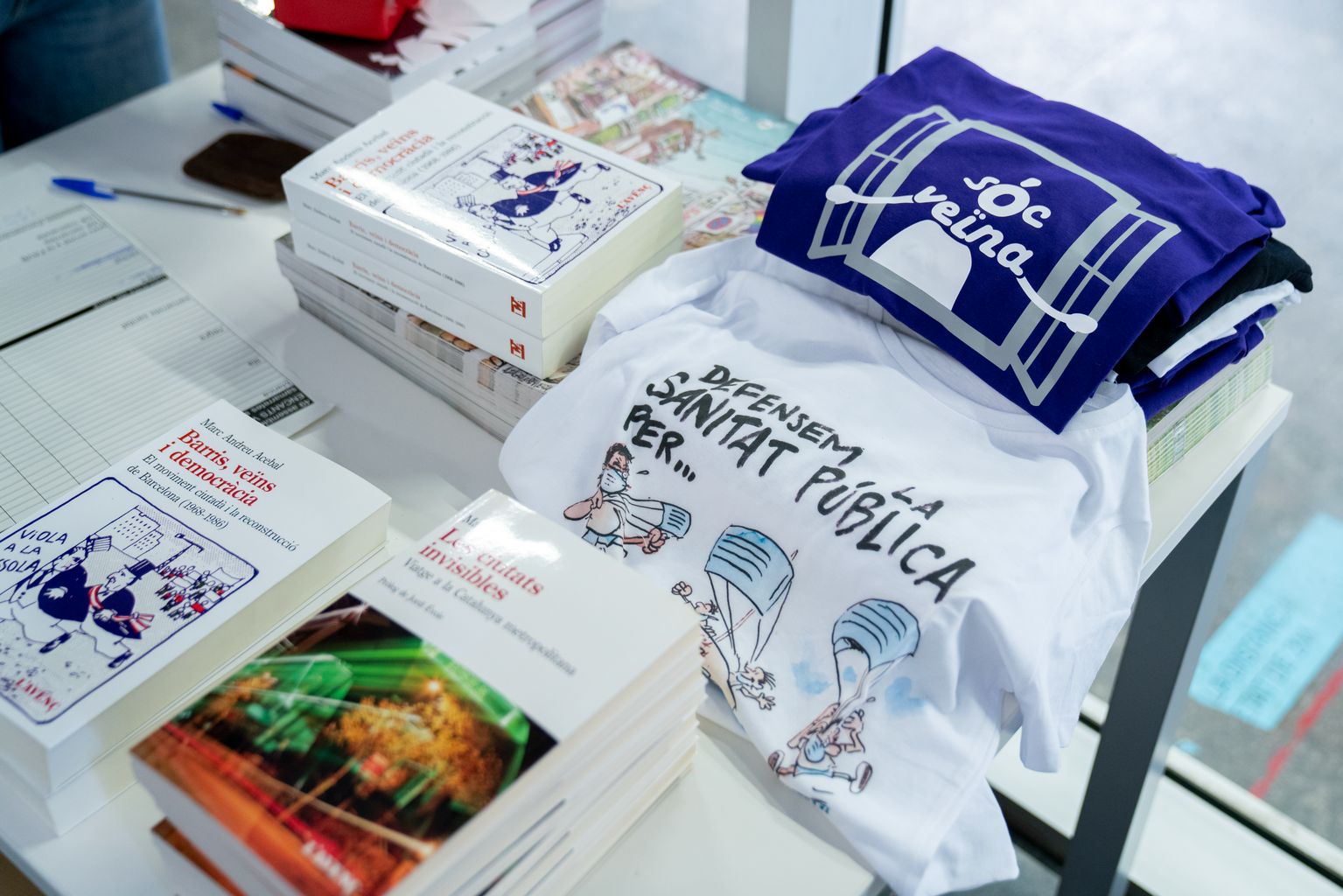 Llibres i productes de marxandatge en un estand de la 49a Assemblea de la FAVB