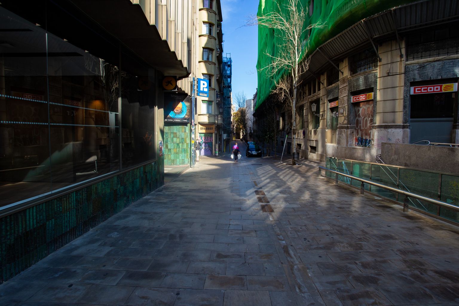 Carrer de l’Argenteria sense activitat ni turistes, un home camina carregat de bosses. Districte de Ciutat Vella. Barri de Sant Pere, Santa Caterina i la Ribera.
