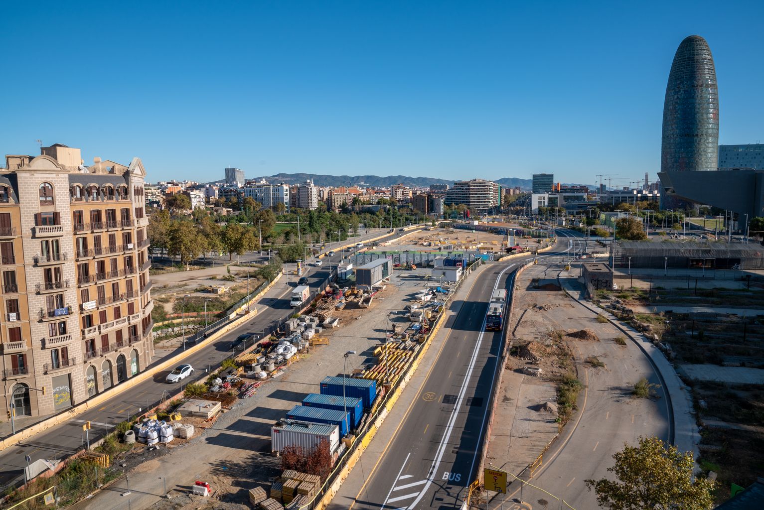 Part central de la plaça de les Glòries Catalanes per on passa la Gran Via de les Corts en superfície amb trànsit de tot tipus de vehicles en sentit Llobregat mentre que per l'altre sentit només circula un autobús