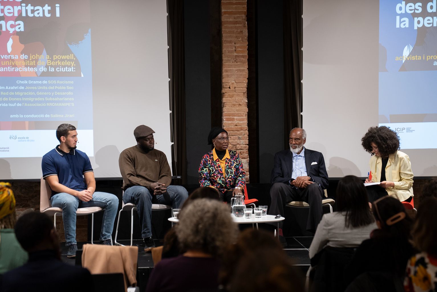 Ponents de la xerrada ‘Othering and Belonging com a estratègia per fer front al racisme’ intervenint al debat