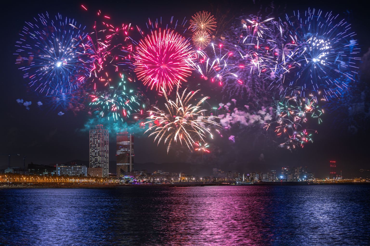 Vista des de l’espigó del Gas dels focs artificials del XXIV Festival Pirotècnic Internacional