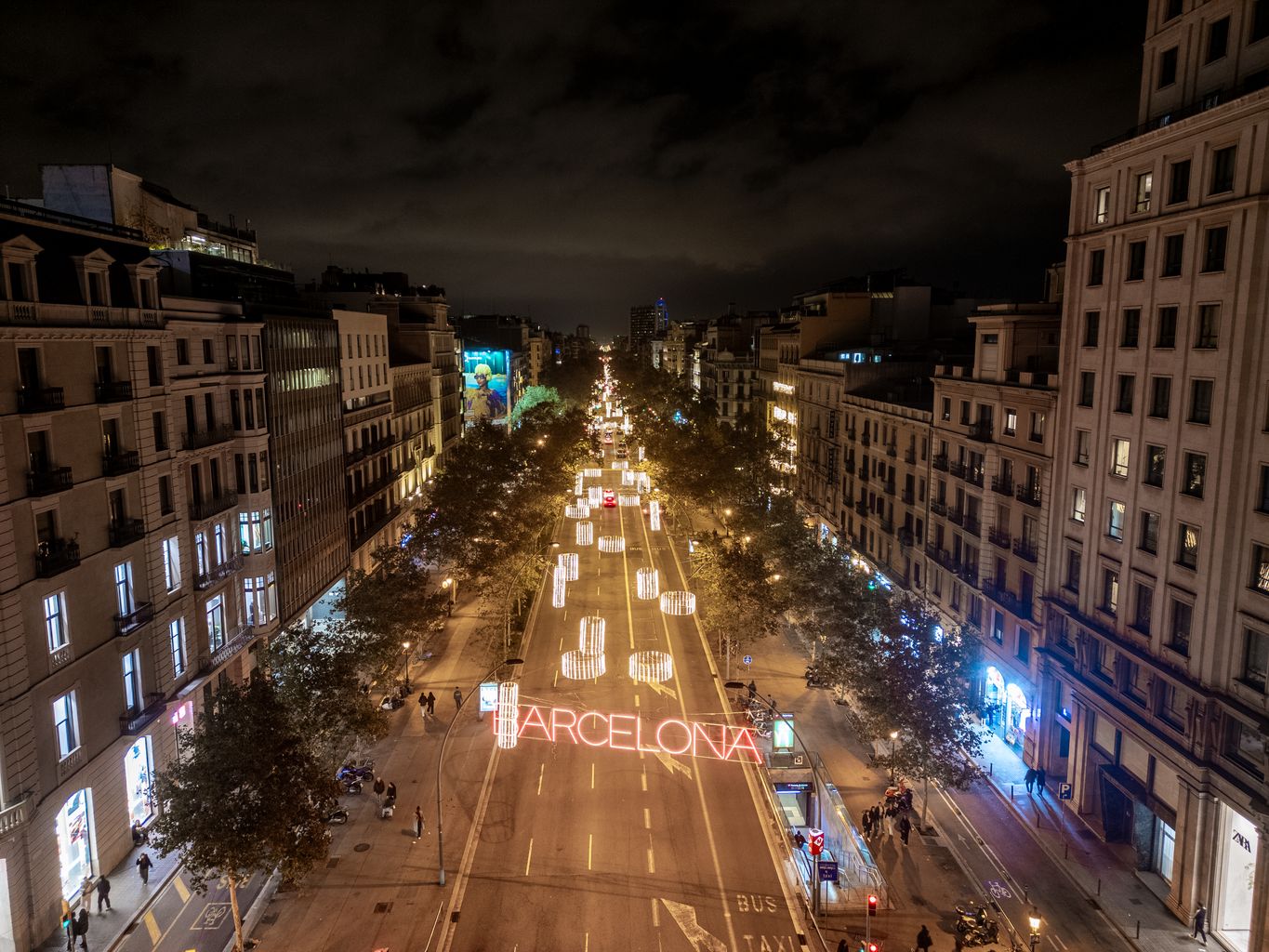 Vista aérea de las luces de Navidad de la Gran Via de les Corts Catalanes