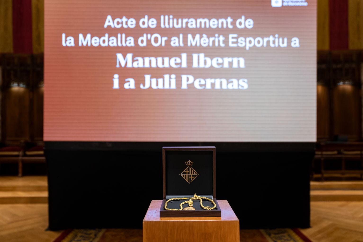 Peanya amb la capsa que conté la medalla d'or al mèrit esportiu que es lliurarà a Manuel Ibern i a Juli Pernas