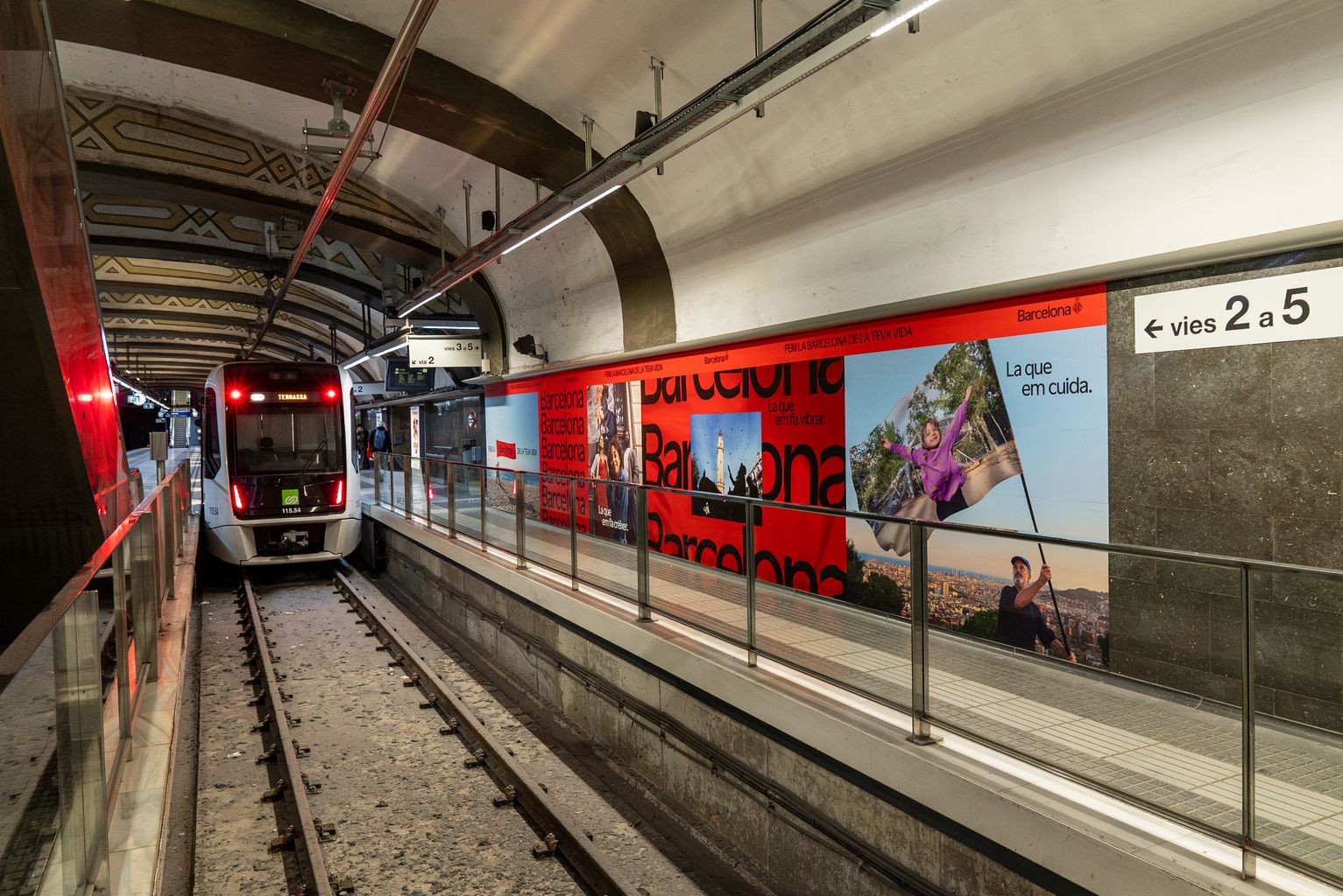 Cartells del metro de Barcelona amb la campanya “Fem la Barcelona de la teva vida”