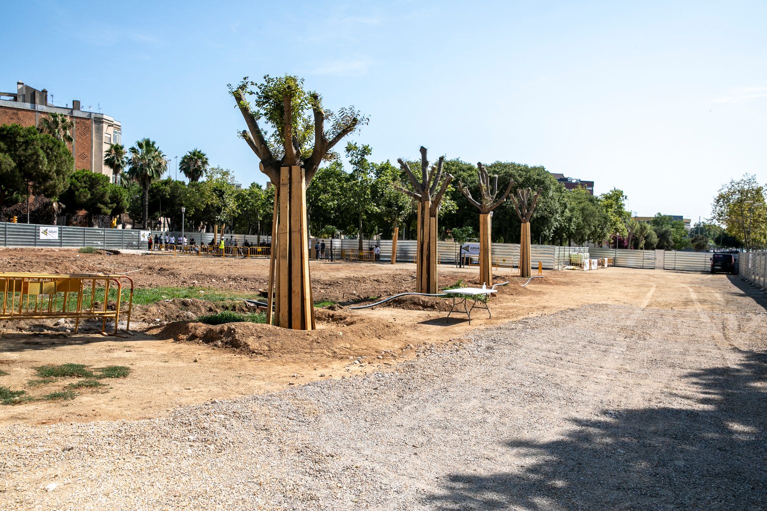 Jardins de Cal Sèbio, on s’ha de construir el nou Centre d’Atenció Integral  (CAI) de la Marina de Port, on hi ha arbres protegits amb fustes