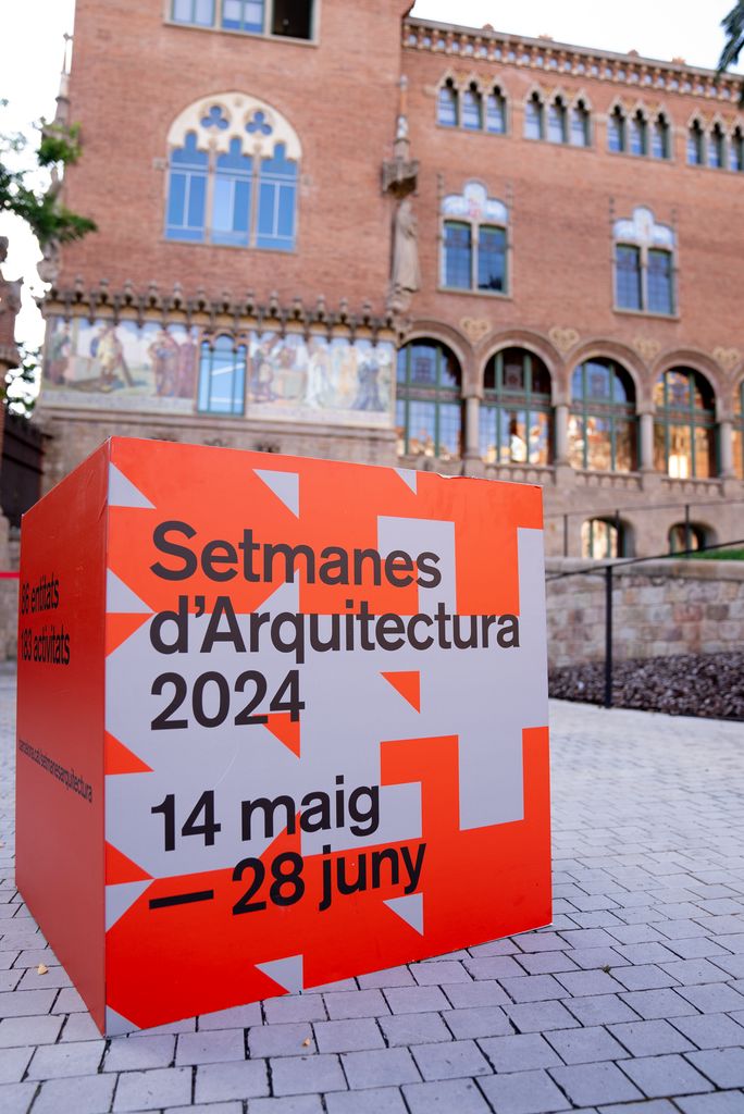 Cub amb la imatge gràfica de les Setmanes d’Arquitectura davant el Recinte Modernista de Sant Pau.