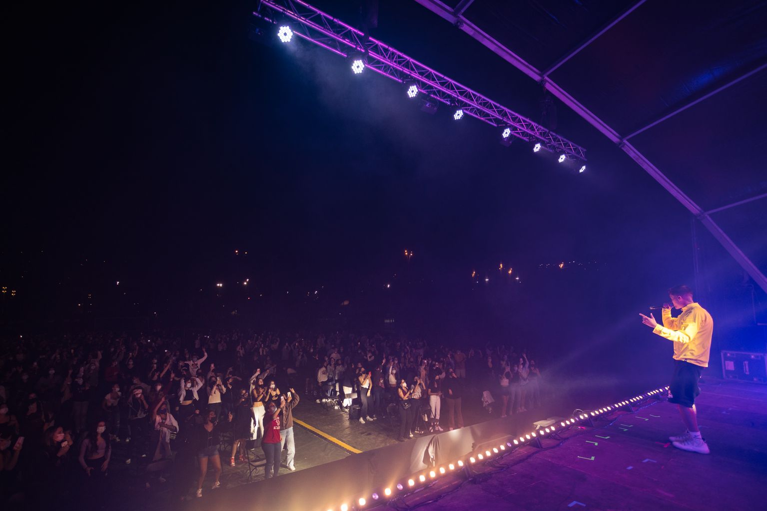 Concert de 31 FAM al camp de futbol de la Vall d'Hebron, amb el públic que segueix el concert a la pista