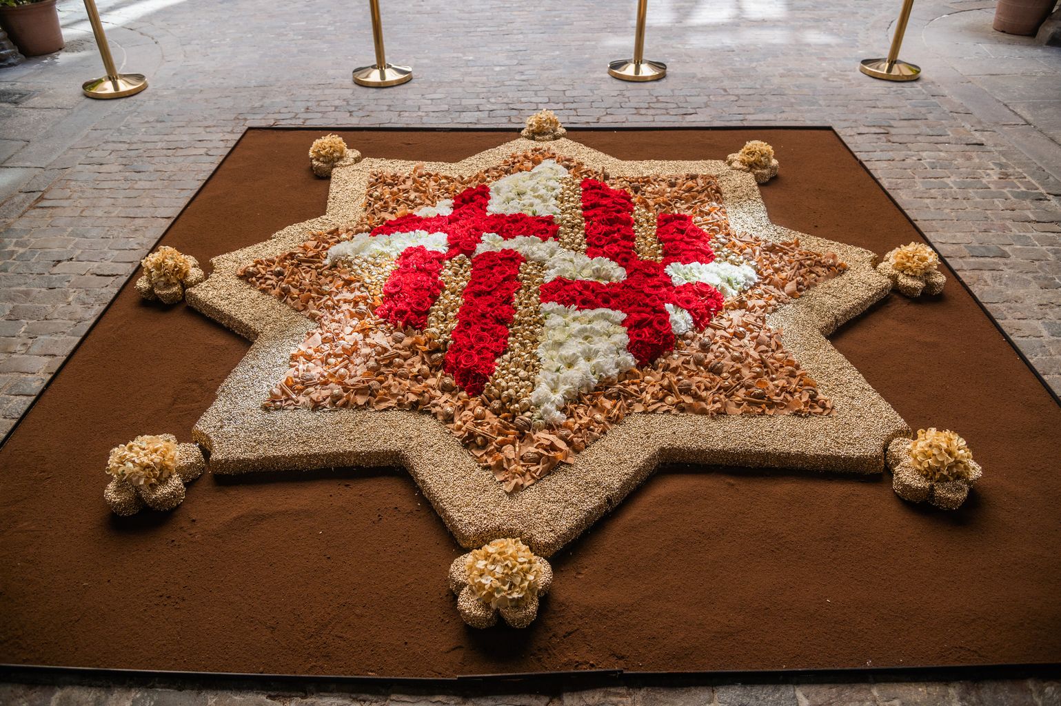 Catifa floral del pati de l'Ajuntament amb l'escut de Barcelona elaborat amb motiu de la festa del Corpus