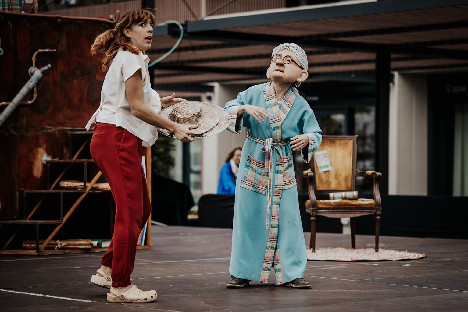 Moment de l'actuació de la companyia Markeliñe durant l'obra "Artilusió" al Port Olímpic amb motiu de la Mercè