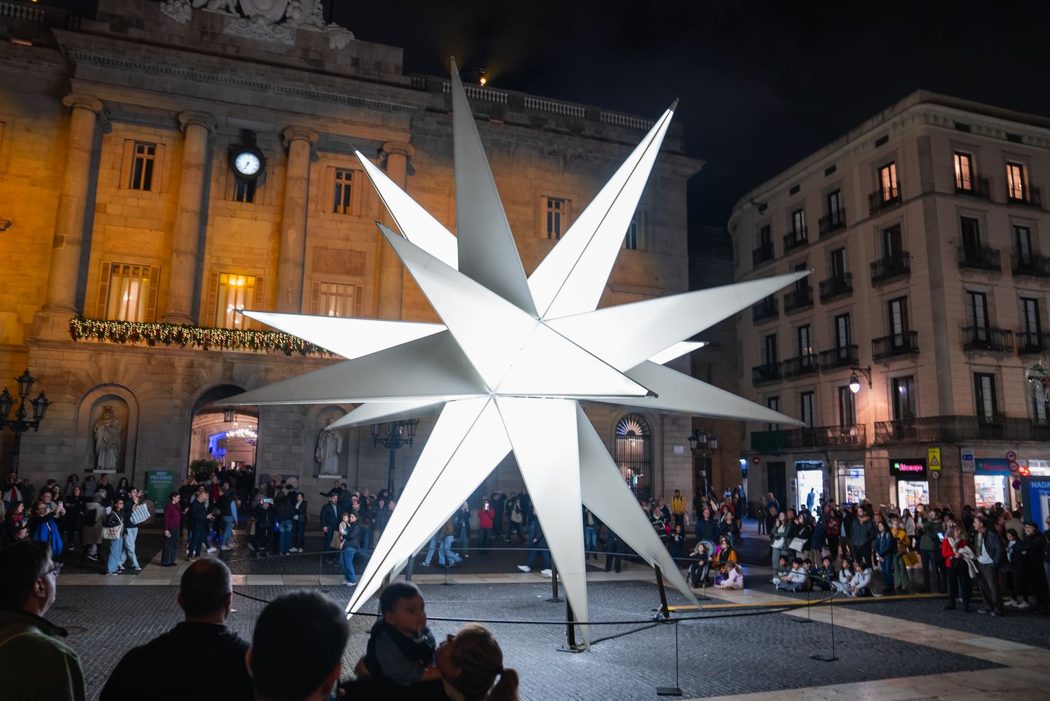 Público asistente al acto del encendido de la estrella de Navidad de la plaza de Sant Jaume