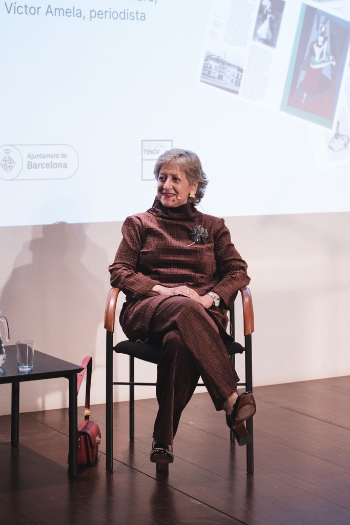 Claustre Rafart, escriptora del llibre 'Barcelona Picasso', a l'escenari de la presentació del llibre al Museu Picasso
