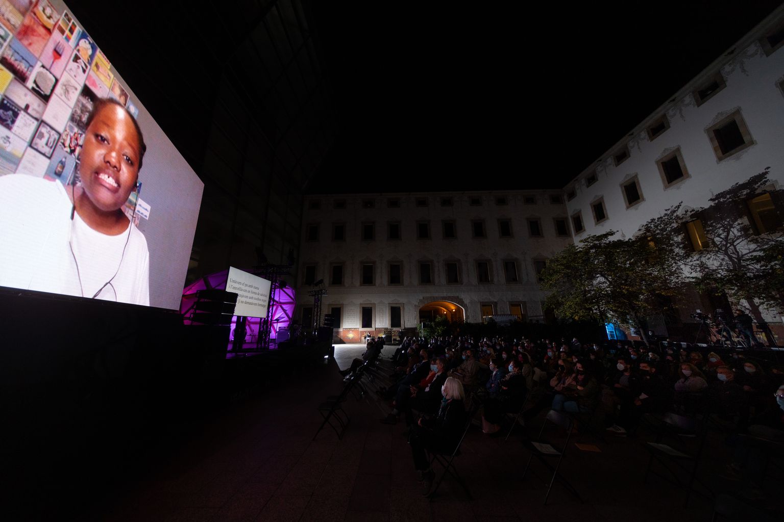 Performance "Una sospita de llum" amb la poetessa Koleka Putuma participant-hi per videoconferència i que es pot seguir per les pantalles gegants al costat de l'escenari