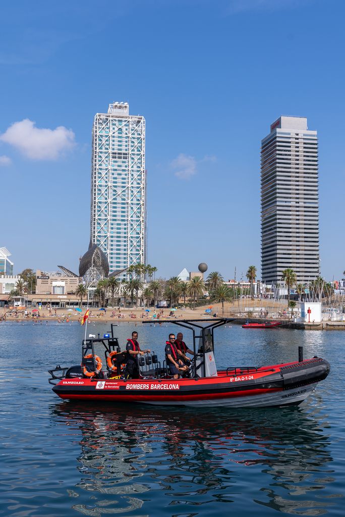 Una de les dues llanxes amb part de l’equip del dispositiu navegant pel port