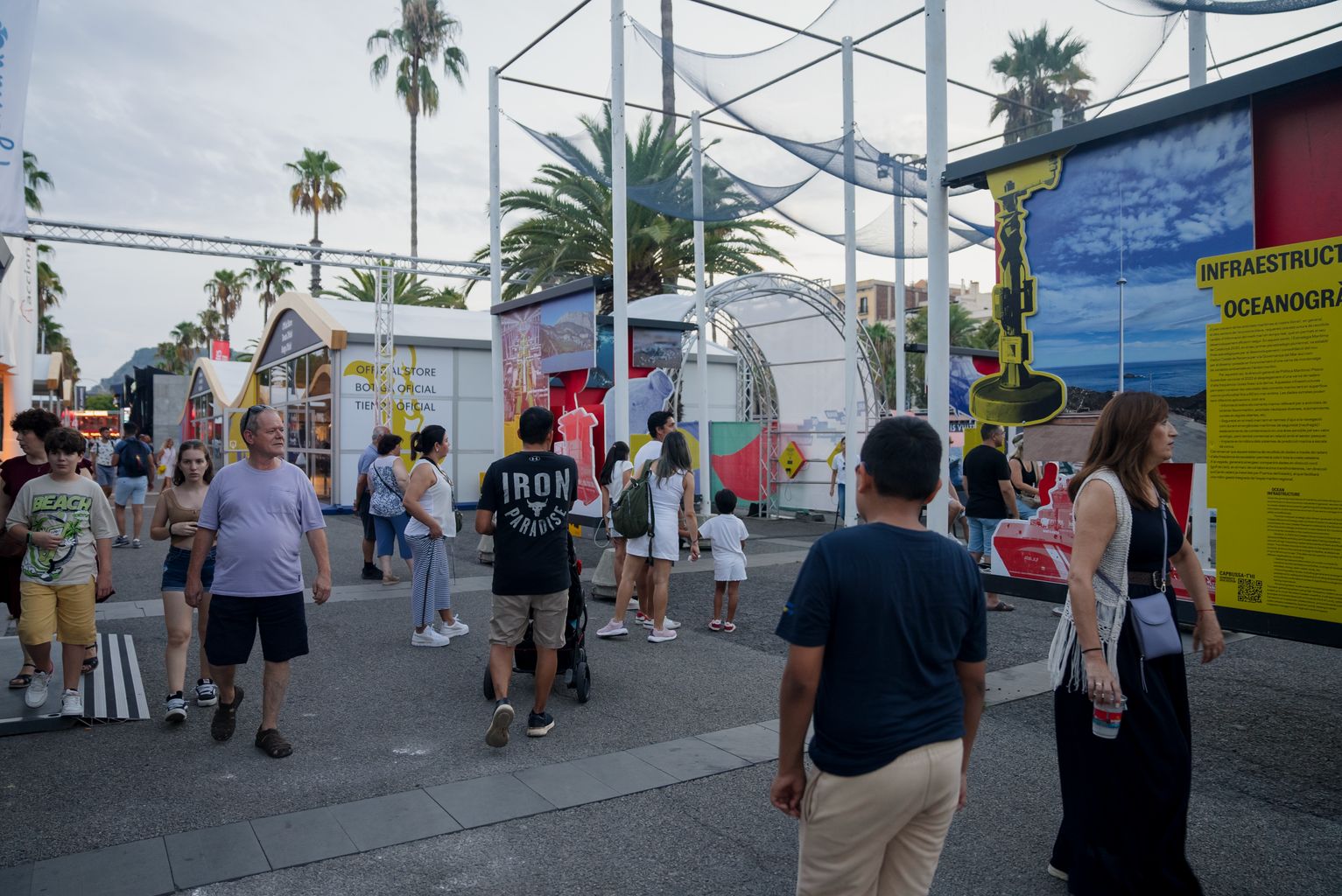 Visitants caminant per la Race Village de la Copa Amèrica