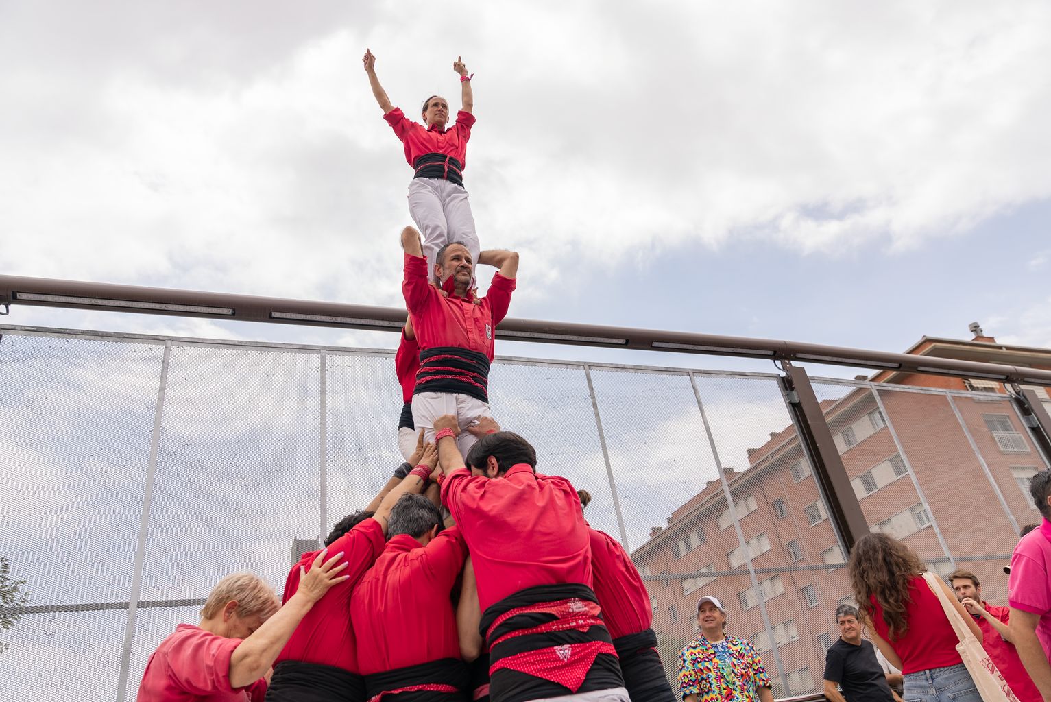 Castellers de Barcelona fent un castell durant la festa de final d'obres del pont de Santander