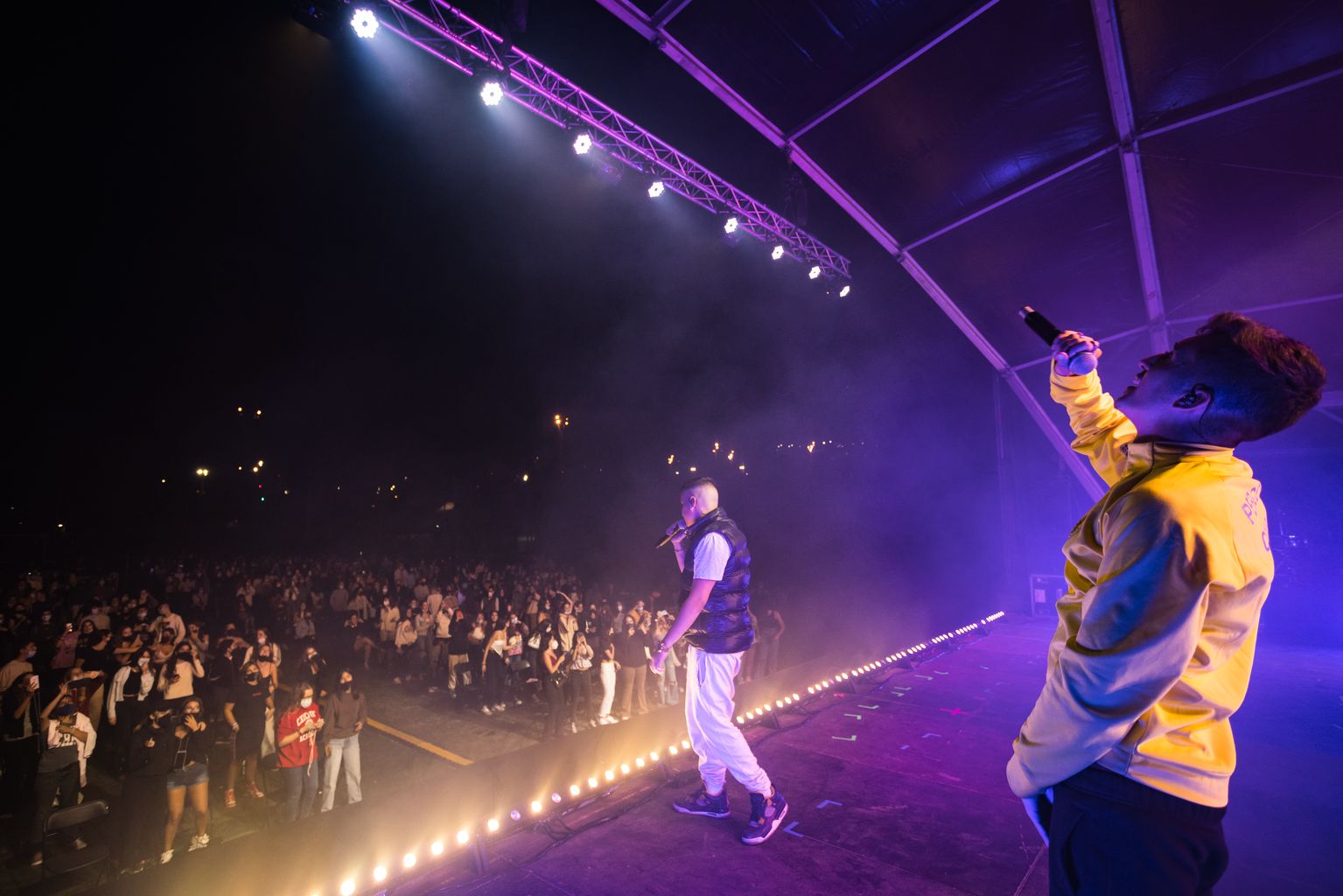 Concert de 31 FAM al camp de futbol de la Vall d'Hebron, amb el públic que segueix el concert a la pista