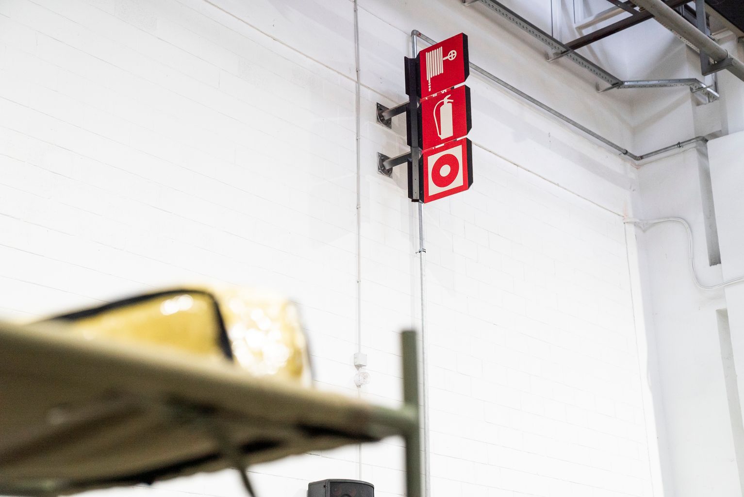 Pavelló per a persones sense llar. Senyalització de mànega, extintor i botó per avisar d’un incendi