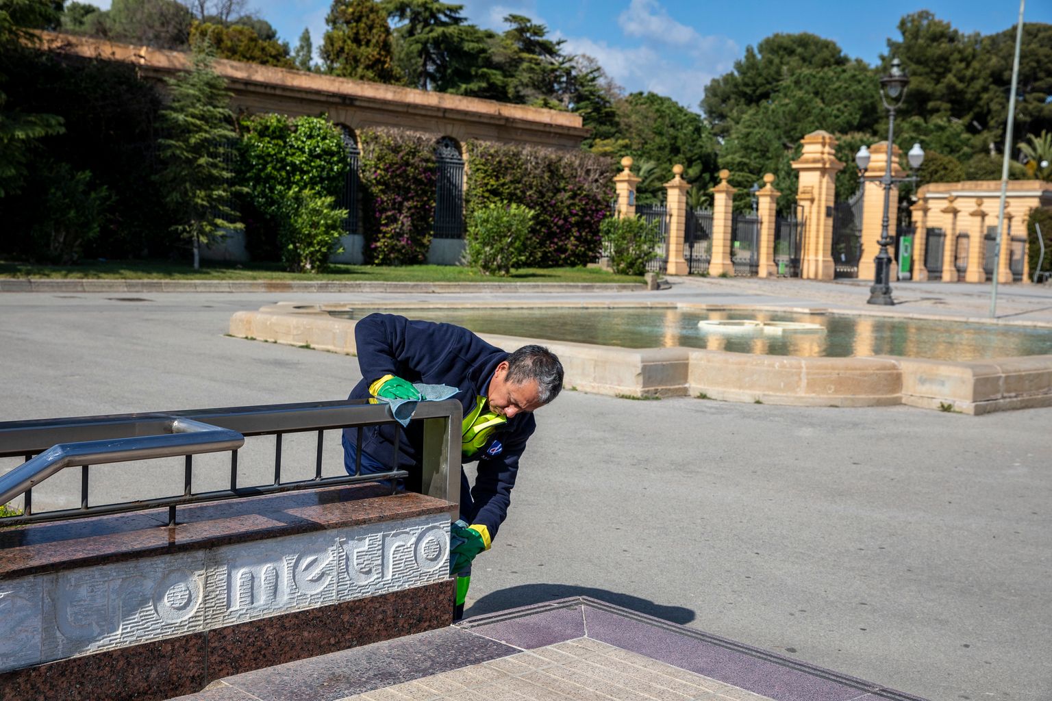 Treballador del metro netejant les escales de Palau Reial. Districte de les Corts.